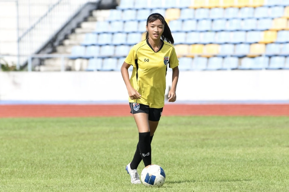 “อริสา แต้มสกุล” กองหลังฟุตบอลหญิงทีมชาติไทย U17 จากสโมสรโรงเรียนกีฬาจังหวัดชลบุรี