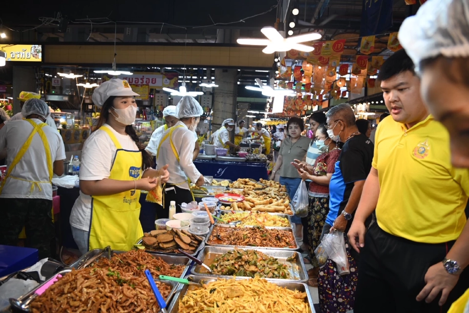 'เทศกาลกินเจ' ตลาดยิ่งเจริญ คึกคัก ประชาชนแห่ซื้อ ผัก–วัตถุดิบ ลดสูงสุด 56%