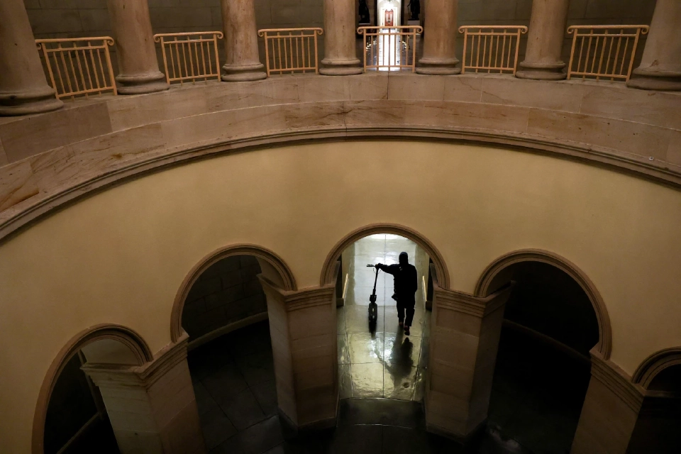 คนงานเดินผ่านโถงทางเดินที่อาคารรัฐสภาสหรัฐฯ ในช่วงเวลาไม่กี่ชั่วโมงก่อนที่หน่วยงานรัฐบาลจะปิดทำการบางส่วนในกรุงวอชิงตัน ดี.ซี. สหรัฐอเมริกา วันที่ 30 กันยายน 2568 REUTERS