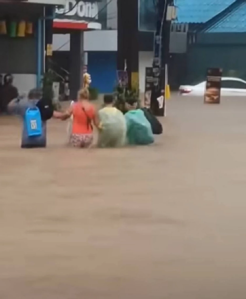 เปิดภาพ 'น้ำท่วมเขาหลัก จ.พังงา' น้ำป่าทะลักกลางแหล่งท่องเที่ยว