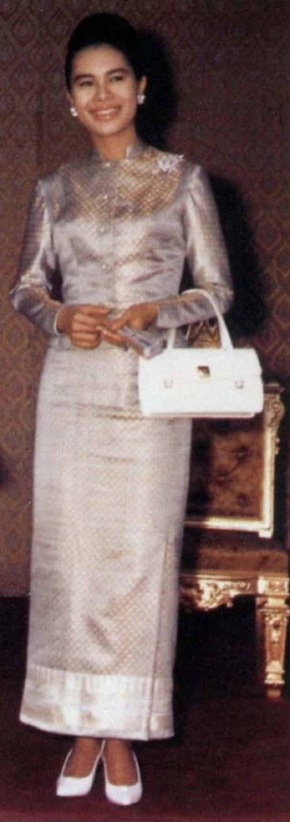 ชุดไทยอมรินทร์ ใช้เป็นชุดพิธีตอนค่ำ ผ้าซิ่นยกทองทั้งตัว เสื้อแขนยาว คอตั้ง เช่นเดียวกับไทยจิตรลดา