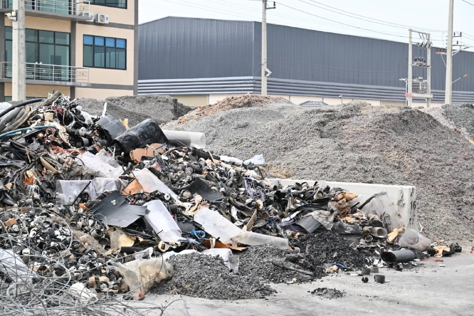 กระทรวงอุตฯสั่งปิดโรงงานเถื่อนกลางเมืองสมุทรสาคร ยึด E-waste กว่า 80 ตันส่งตรวจ 