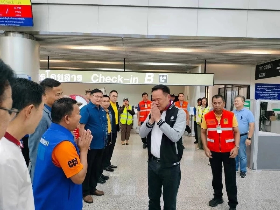 อนุทิน’ ขับเครื่องบินส่วนตัวปฏิบัติภารกิจ “หัวใจติดปีก” ที่ อุดรธานี