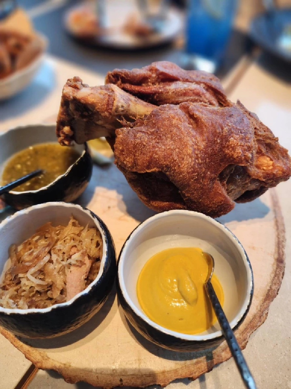 ว๊าวๆ '𝗙𝗼𝘀𝘀𝗶𝗹 & 𝗙𝗹𝗮𝗺𝗲' ร้านอาหารจูราสสิก เวิล์ด นอกธีมปาร์คแห่งแรกของโลก