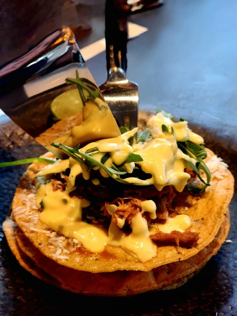 ว๊าวๆ '𝗙𝗼𝘀𝘀𝗶𝗹 & 𝗙𝗹𝗮𝗺𝗲' ร้านอาหารจูราสสิก เวิล์ด นอกธีมปาร์คแห่งแรกของโลก