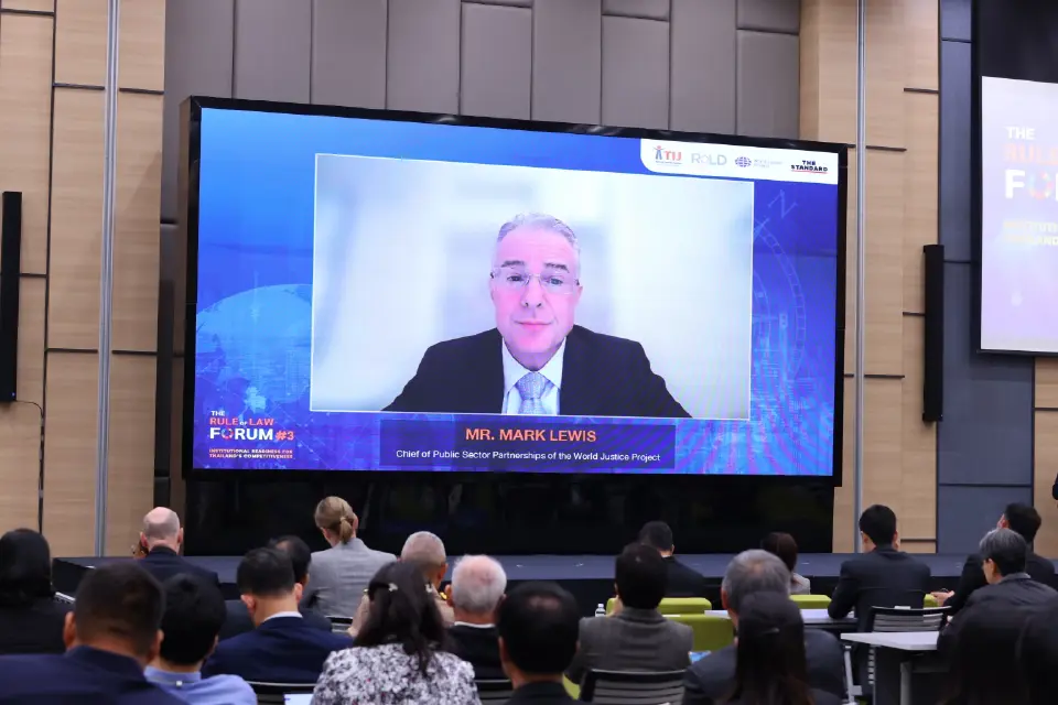 นายมาร์ก ลูอิส