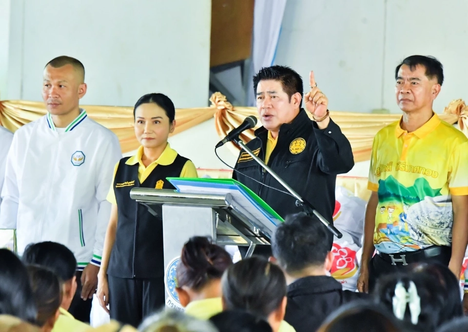 “ธรรมนัส” นำทีมลงพื้นที่สุโขทัย มอบถุงยังชีพ–สุขาลอยน้ำ บูรณาการทุกหน่วยช่วยน้ำท่วม