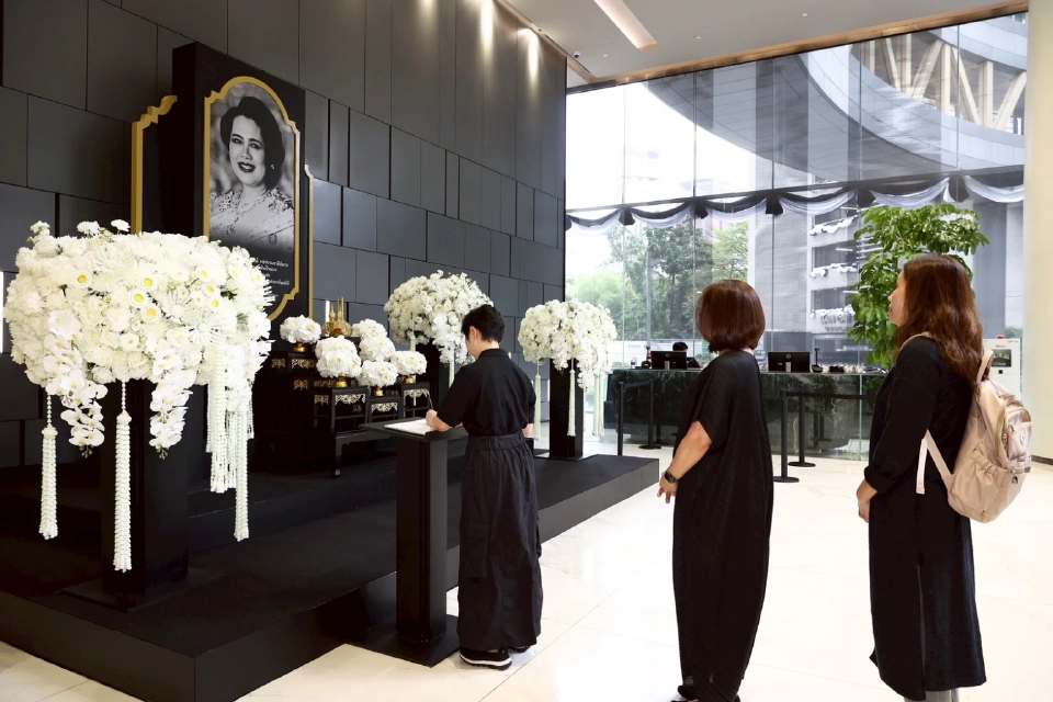 สยามพิวรรธน์และประชาชนร่วมถวายความอาลัยสมเด็จพระบรมราชชนนีพันปีหลวง