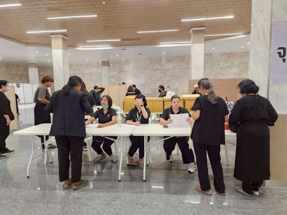 เปิดยืมกระโปรง-ผ้าถุงฟรี ถวายสักการะเบื้องหน้าพระฉายาลักษณ์“สมเด็จพระพันปีหลวง”