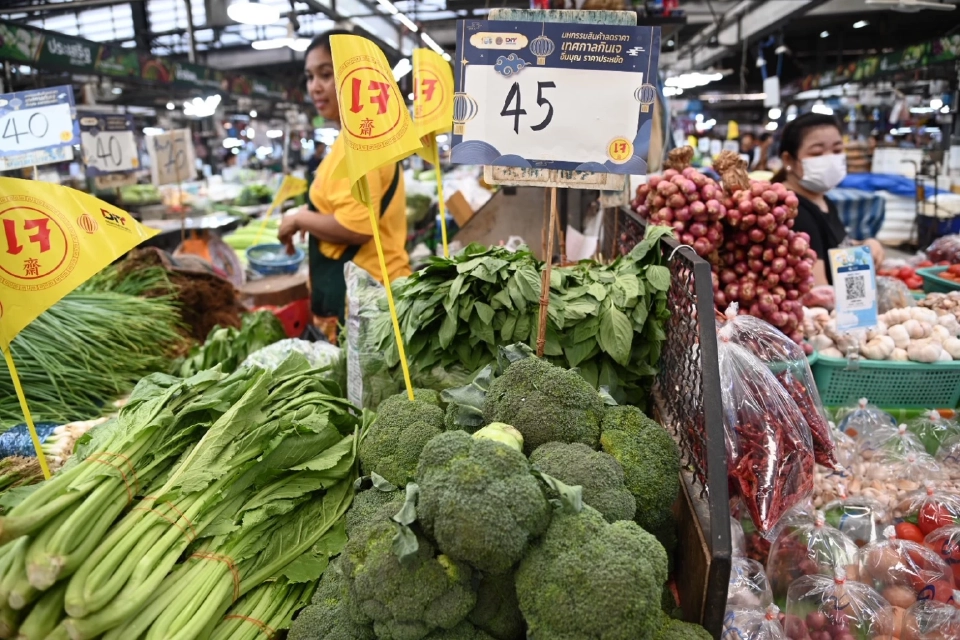 'เทศกาลกินเจ' ตลาดยิ่งเจริญ คึกคัก ประชาชนแห่ซื้อ ผัก–วัตถุดิบ ลดสูงสุด 56%