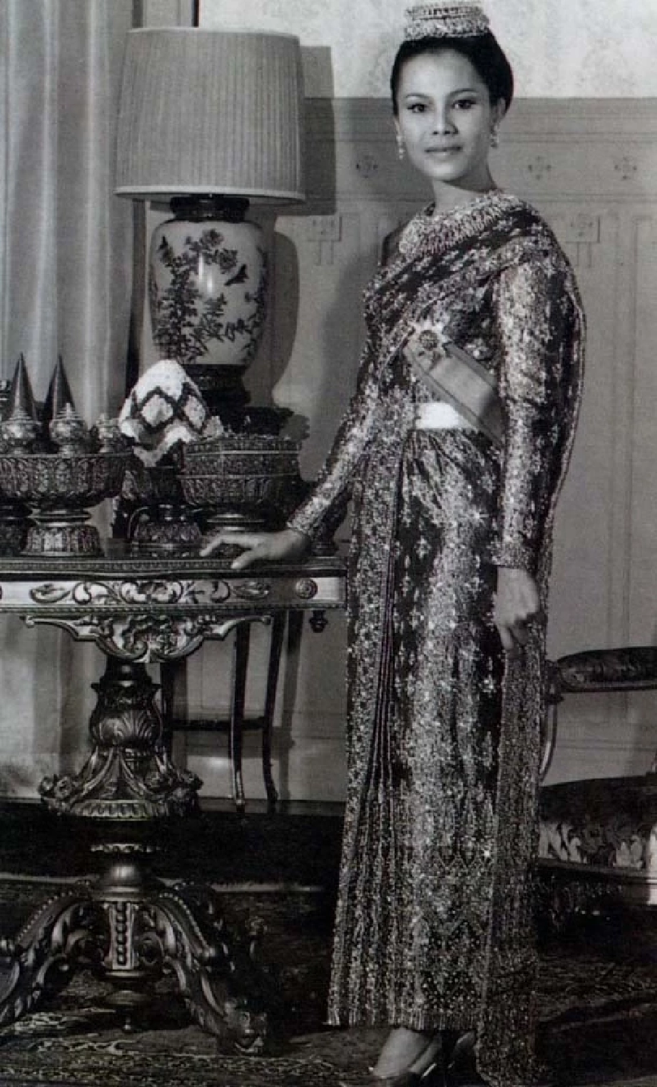 ชุดไทยศิวาลัย ชุดไทยแบบนี้ใช้ในงานพิธีเต็มยศ ทั้งกลางวันและกลางคืน เป็นแบบเดียวกับชุดไทยบรมพิมาน แต่มีผ้าสไบห่มทับ