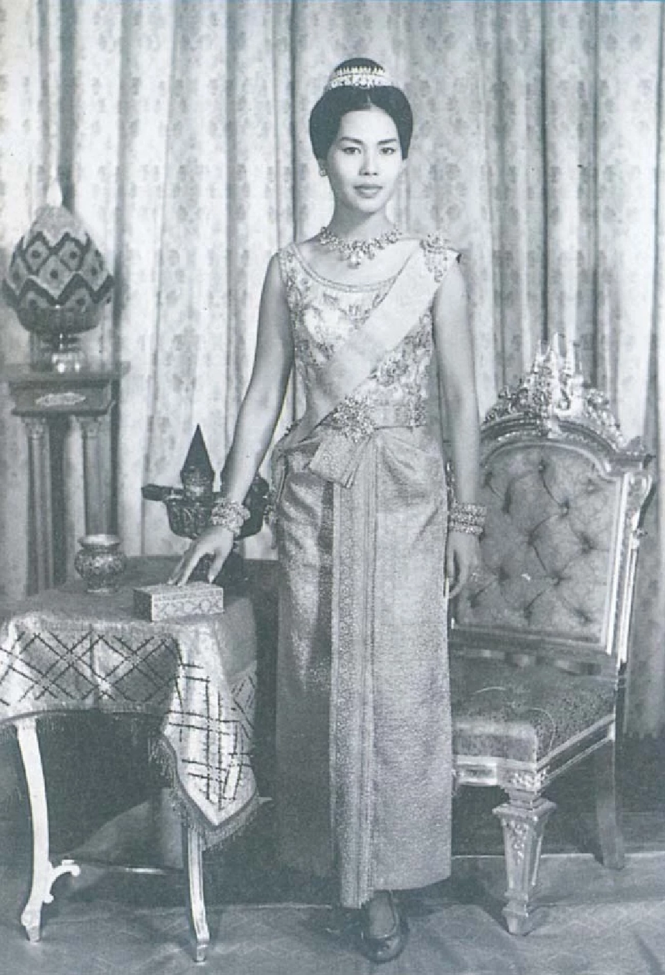 ชุดไทยดุสิต ใช้ในงานพิธีเต็มยศกลางคืน ผ้าซิ่นเช่นเดียวกับไทยจักรีและไทยบรมพิมาน เสื้อคอกลมกว้างคล้ายคอกระเช้า แต่ไม่จีบรูด ไม่มีแขน ปักดิ้นเงินทอง ประดับเครื่องราชอิสริยาภรณ์และสายสะพายได้อย่างงดงาม