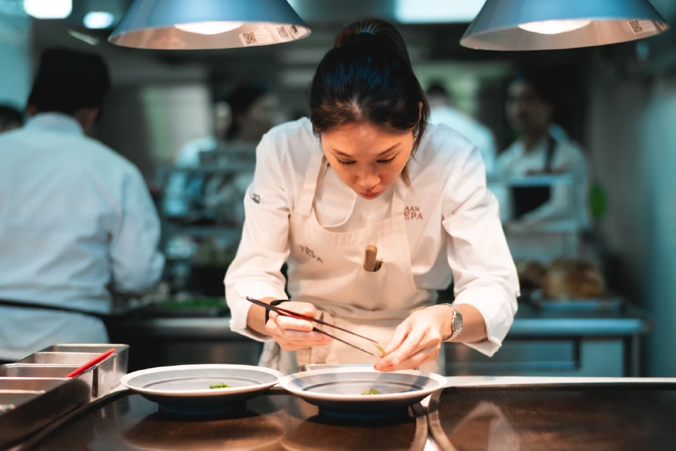 ค่ำคืนแห่งรสชาติ 'Blue x Baan Tepa' สองเชฟมิชลินร่วมรังสรรค์ดินเนอร์ริมเจ้าพระยา