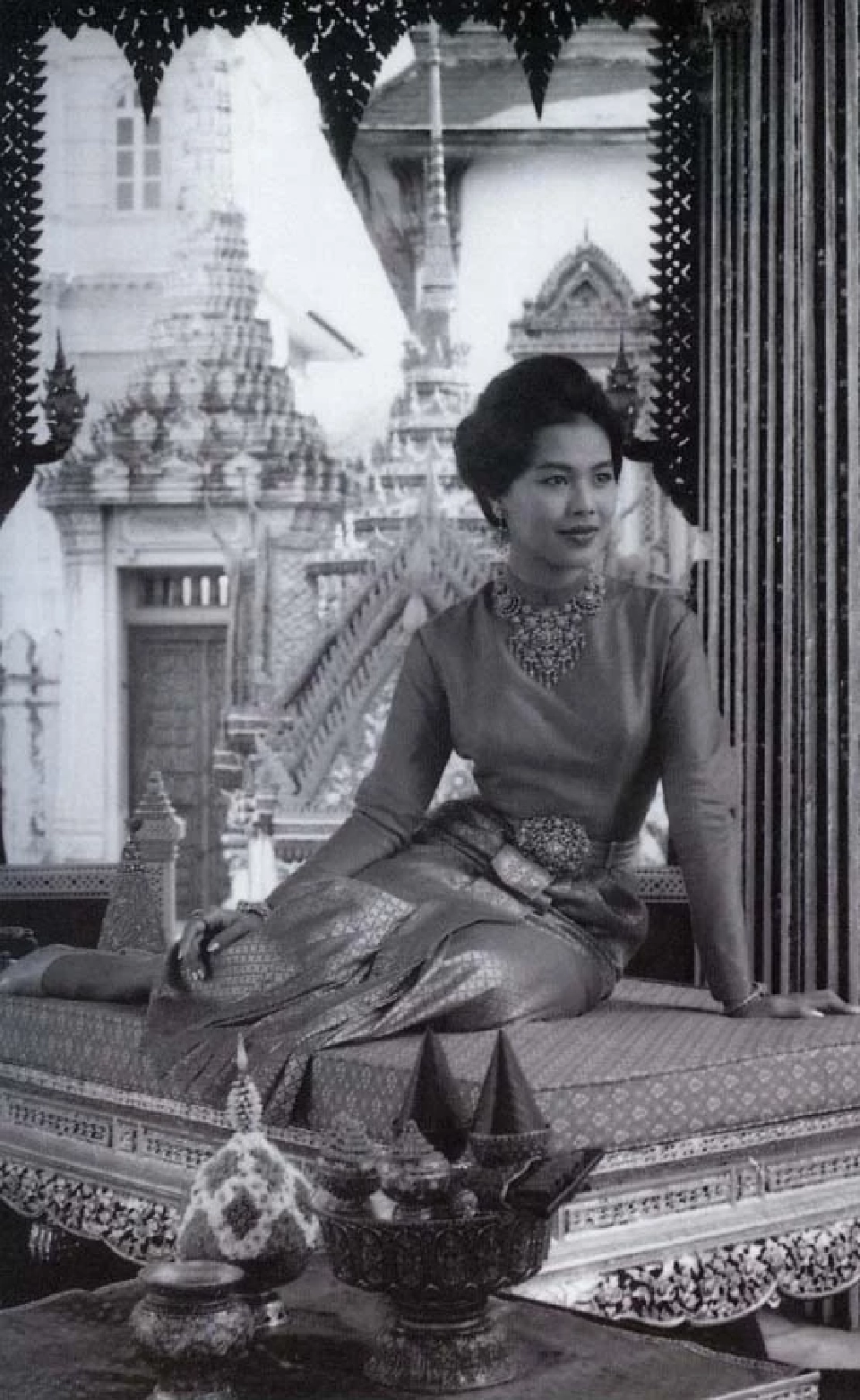 ชุดไทยบรมพิมาน เป็นชุดไทยในงานพิธีตอนค่ำที่ใช้เข็มขัดและเครื่องประดับ ผ้าซิ่นยกทองทั้งตัว จีบหน้านาง เสื้อคอกลมขอบตั้งเล็กน้อย แขนยาว และผ่าหลัง สำหรับใช้ในงานพระราชพิธีเต็มยศและประดับเครื่องราชอิสริยาภรณ์