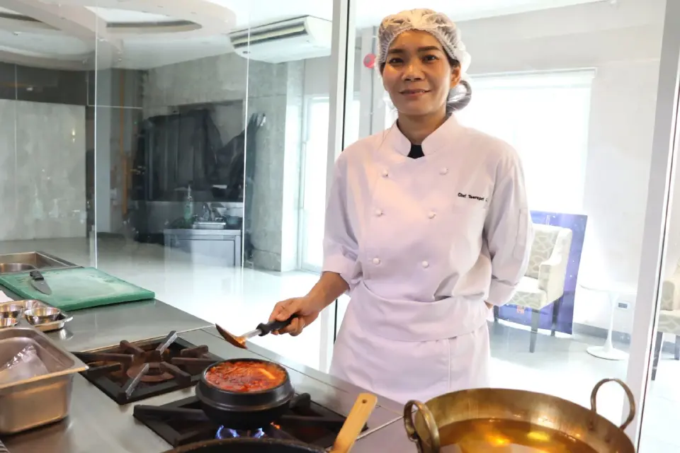  อาจารย์ธีราพัทธ์ ชมชื่นจิตต์สิน หัวหน้าหลักสูตรปริญญาตรี สาขาวิชาศิลปะการประกอบอาหาร คณะการท่องเที่ยวและการโรงแรม มหาวิทยาลัยธุรกิจบัณฑิตย์ (DPU) 