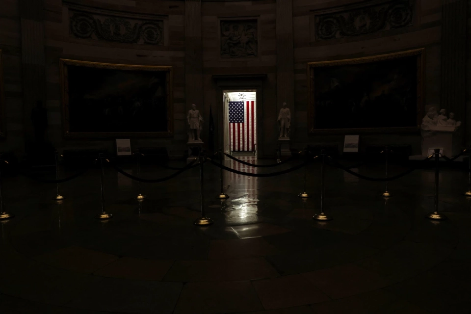 ธงชาติสหรัฐฯ ถูกประดับไฟที่ทางเข้าอาคารรัฐสภาสหรัฐฯ ในช่วงไม่กี่ชั่วโมงก่อนที่รัฐบาลจะปิดทำการบางส่วนในกรุงวอชิงตัน ดี.ซี. สหรัฐอเมริกา เมื่อวันที่ 30 กันยายน พ.ศ. 2568 ภาพโดย REUTERS