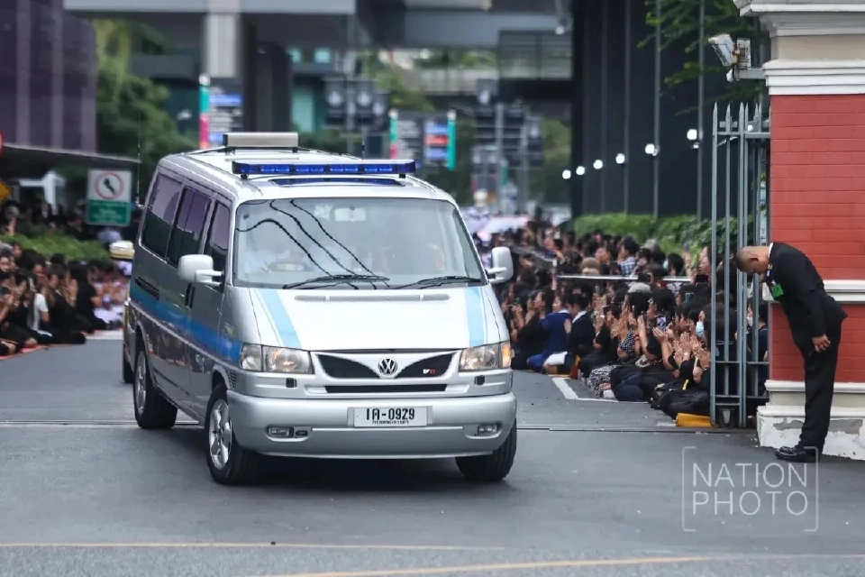 'ในหลวง-พระราชินี' เสด็จฯ เชิญพระบรมศพ 'สมเด็จพระพันปีหลวง'