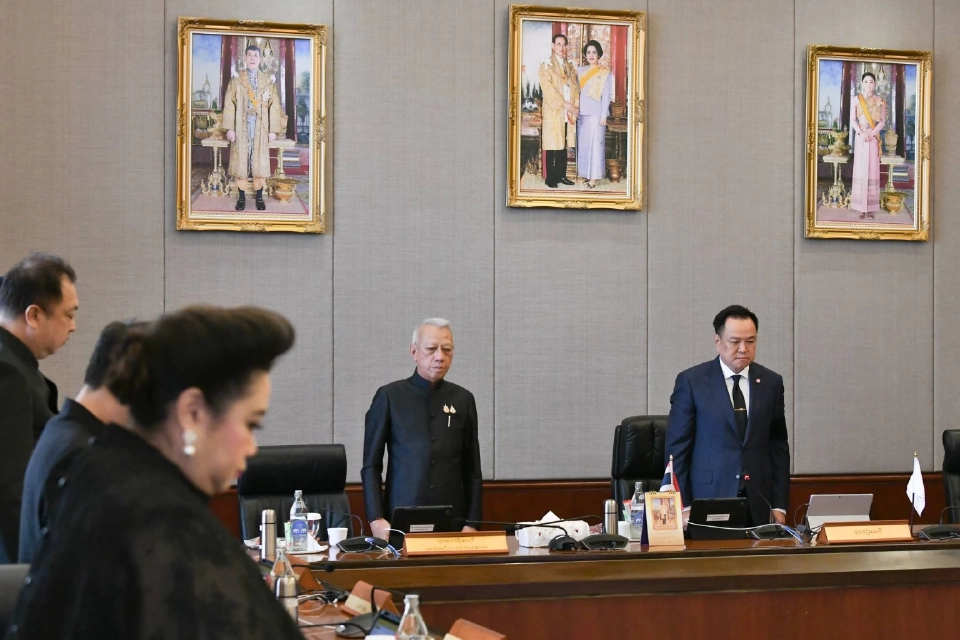 นายกฯ นำครม. ยืนสงบนิ่งถวายความอาลัย พระบรมราชชนนีพันปีหลวง สวรรคต