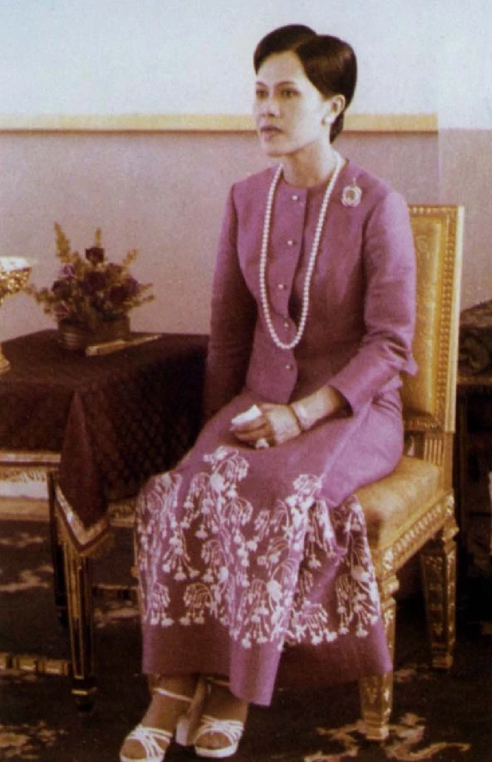 ชุดไทยเรือนต้น สำหรับการใช้ลำลอง ไม่เป็นพิธีและต้องการความสบาย เช่น ไปงานกฐินต้น ไปเที่ยวเรือ ฯลฯ ลักษณะเป็นซิ่นป้าย เสื้อคอกลม แขนสามส่วนปลายแขนหลวมเล็กน้อย