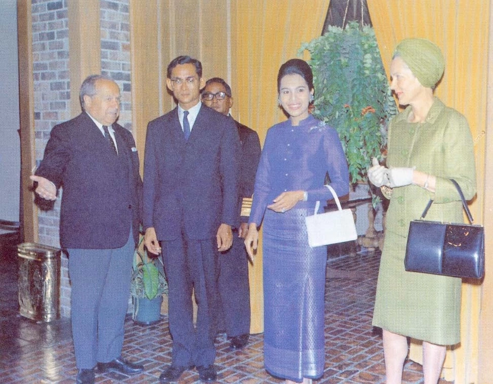 ชุดไทยจิตรลดา เป็นชุดไทยพิธีตอนกลางวัน ผ้าซิ่นป้ายเป็นผ้าไหมยกดอกมีเชิงหรือยกดอกทั้งตัว เสื้อแขนยาว ผ่าอก คอกลม มีขอบตั้ง