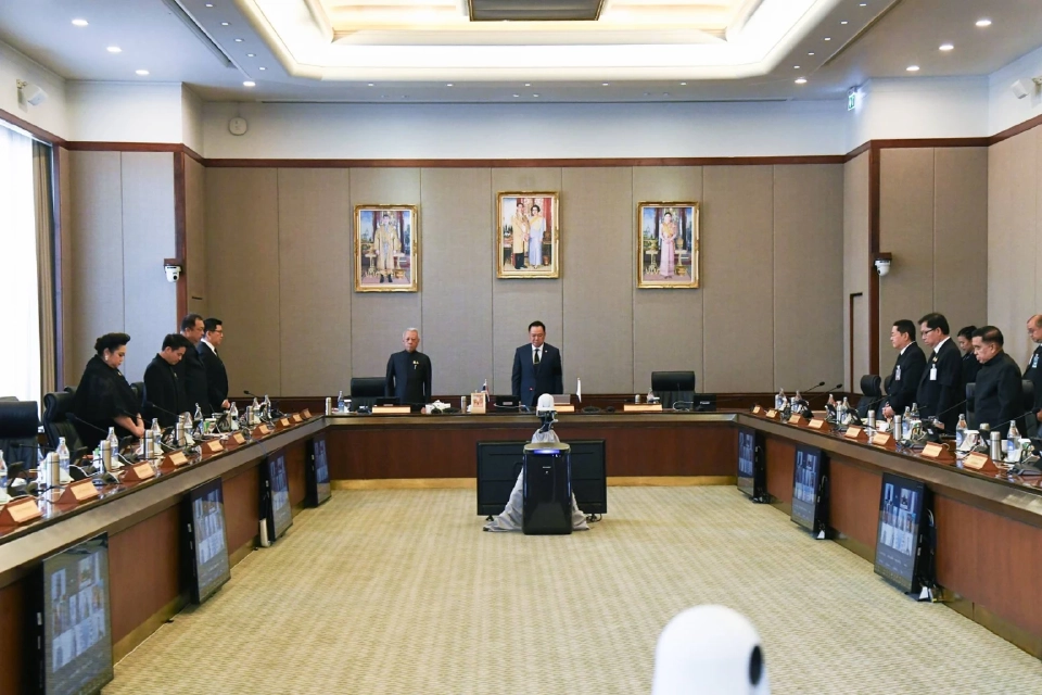 นายกฯ นำครม. ยืนสงบนิ่งถวายความอาลัย พระบรมราชชนนีพันปีหลวง สวรรคต