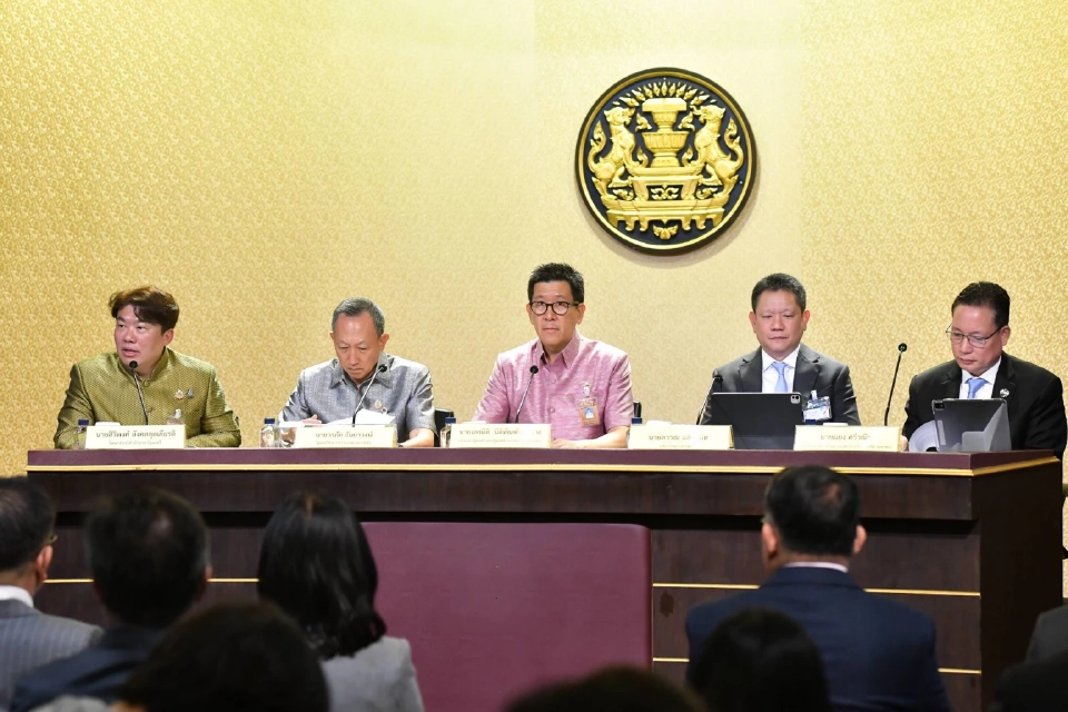 นายเอกนิติ นิติทัณฑ์ประภาศ รองนายกรัฐมนตรี และรัฐมนตรีว่าการกระทรวงการคลัง แถลงข่าวคนละครึ่งพลัส