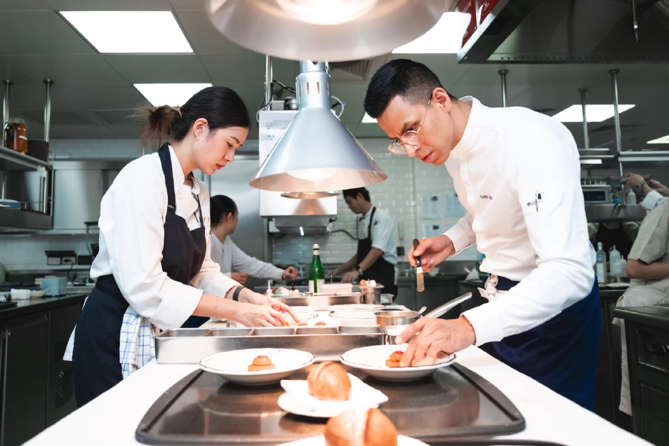 ค่ำคืนแห่งรสชาติ 'Blue x Baan Tepa' สองเชฟมิชลินร่วมรังสรรค์ดินเนอร์ริมเจ้าพระยา