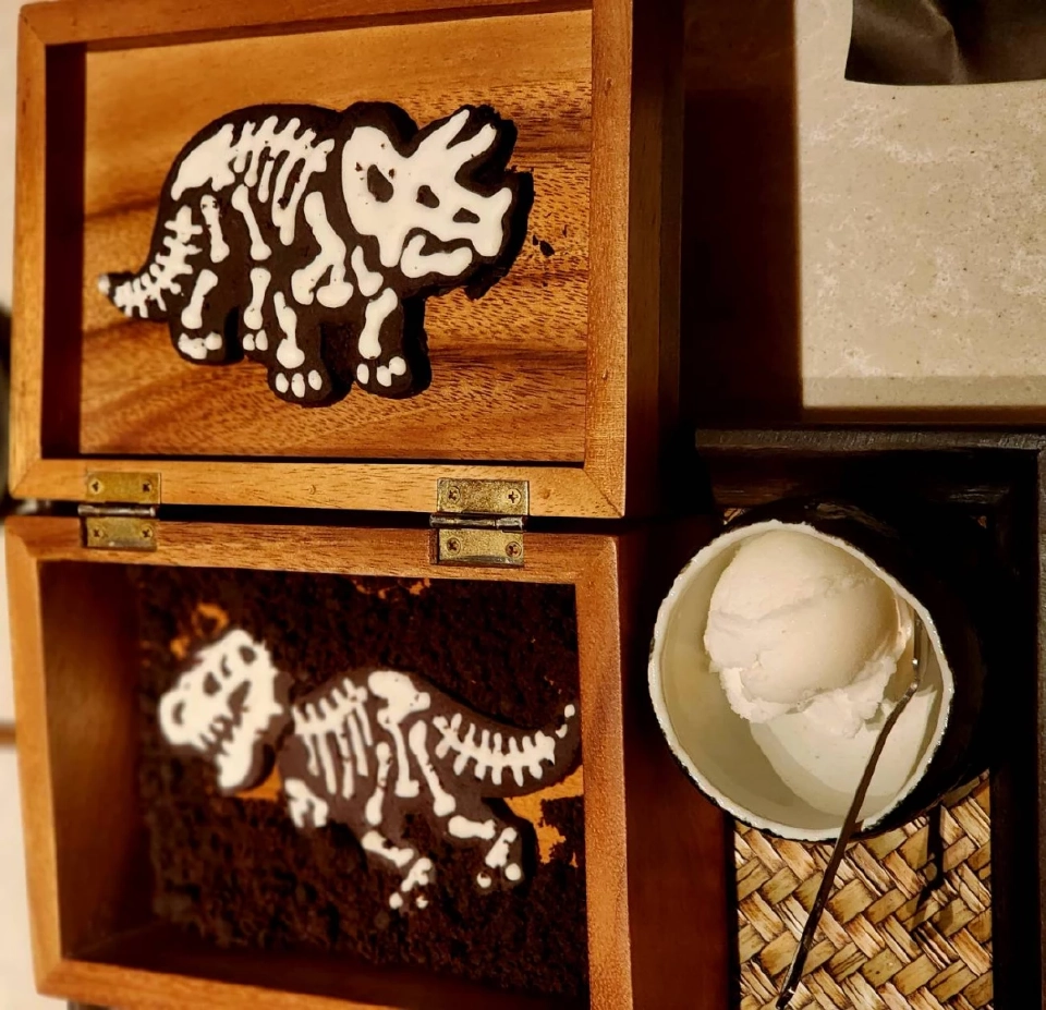 ว๊าวๆ '𝗙𝗼𝘀𝘀𝗶𝗹 & 𝗙𝗹𝗮𝗺𝗲' ร้านอาหารจูราสสิก เวิล์ด นอกธีมปาร์คแห่งแรกของโลก