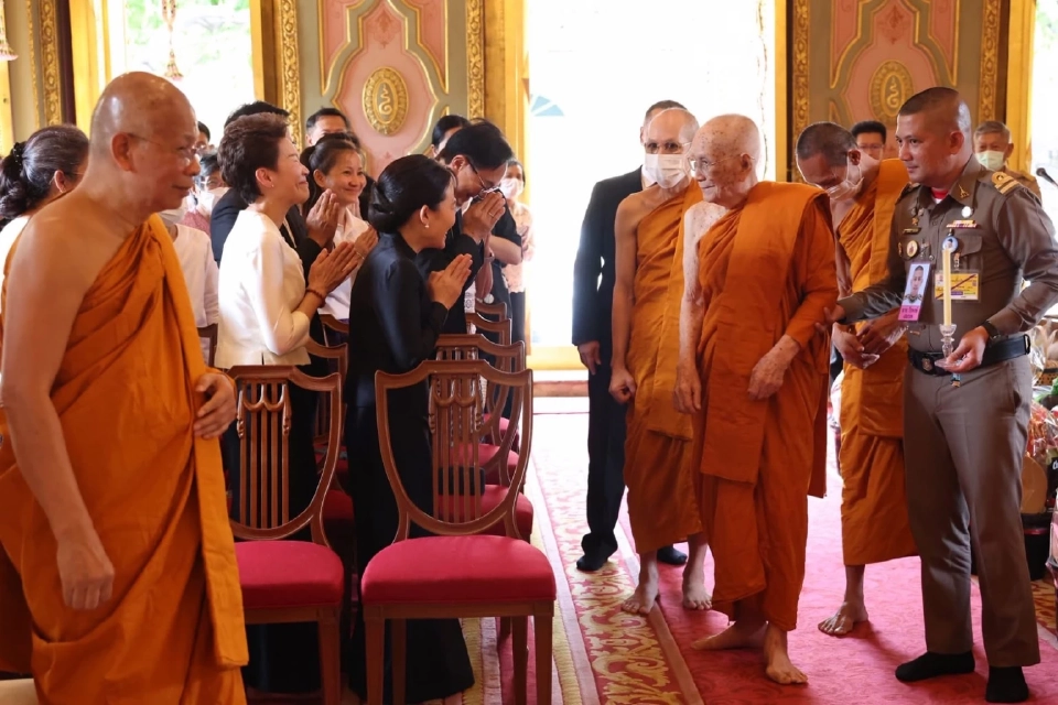 สมเด็จพระสังฆราช บำเพ็ญพระกุศลทรงสังฆทานอุทิศถวาย พระพันปีหลวง