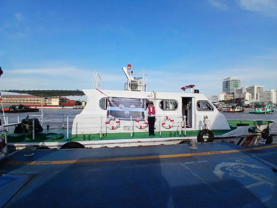 นั่ง 'เรือข้ามฟากฟรี' ร่วมพิธีถวายน้ำสรงพระบรมศพ สมเด็จพระพันปีหลวง