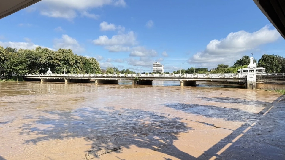 จังหวัดเชียงใหม่ เตือนประชาชนริมแม่น้ำปิงเฝ้าระวังน้ำล้นตลิ่ง หลังชลประทานคาดแนวโน้มระดับน้ำเพิ่มสูงขึ้นต่อเนื่อง