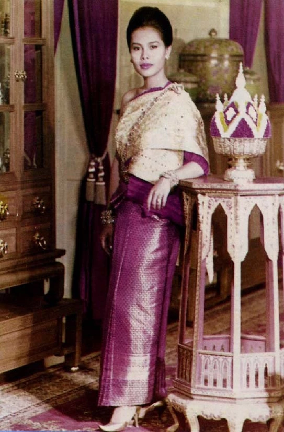 ชุดไทยจักพรรดิ ใช้ในงานพิธีเต็มยศตอนกลางคืน ผ้าซิ่นเช่นเดียวกับชุดไทยจักรี ใช้สไบเฉียงเช่นเดียวกันแต่เป็นสไบจีบชั้นใน และห่มสไบปักทับเห็นรอยจีบเล็กน้อย