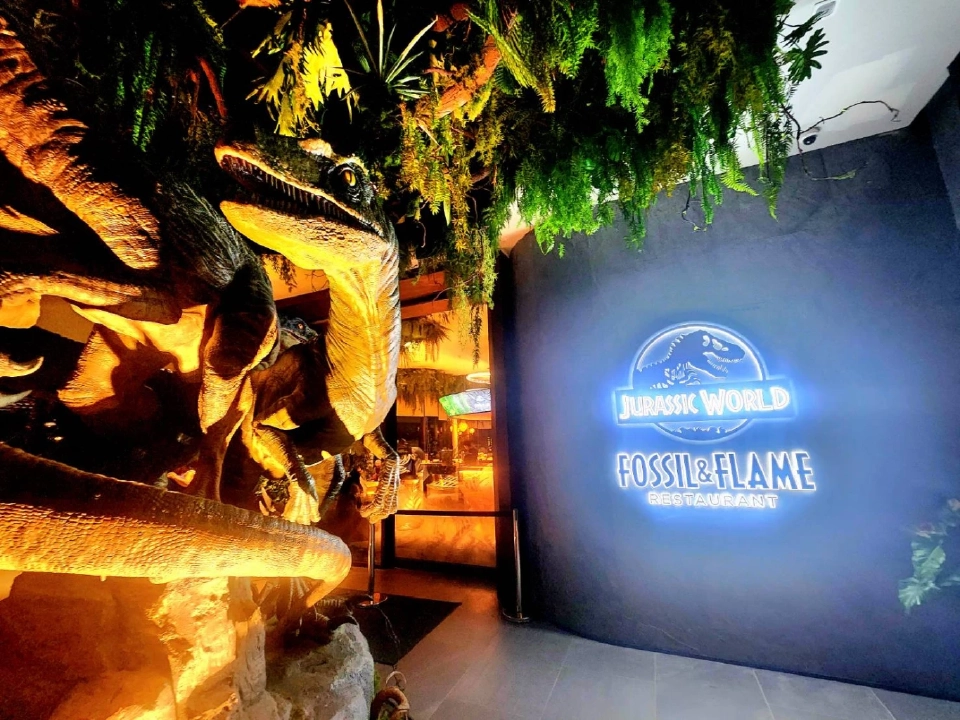 ว๊าวๆ '𝗙𝗼𝘀𝘀𝗶𝗹 & 𝗙𝗹𝗮𝗺𝗲' ร้านอาหารจูราสสิก เวิล์ด นอกธีมปาร์คแห่งแรกของโลก