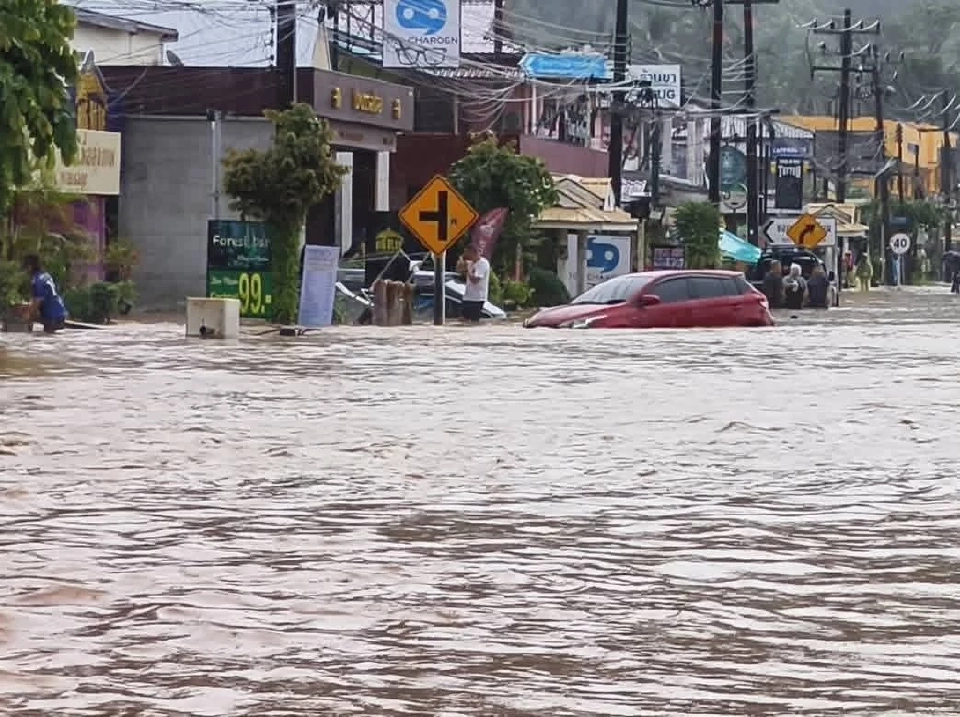 เปิดภาพ 'น้ำท่วมเขาหลัก จ.พังงา' น้ำป่าทะลักกลางแหล่งท่องเที่ยว
