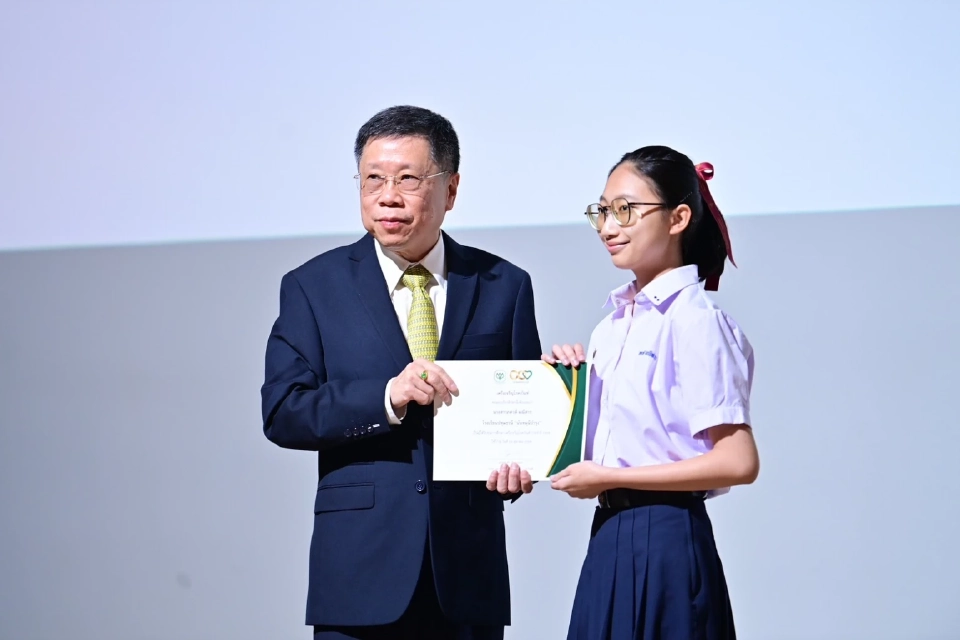 นพ.ธีระเกียรติ เจริญเศรษฐศิลป์ อดีตรัฐมนตรีว่าการกระทรวงศึกษาธิการ 