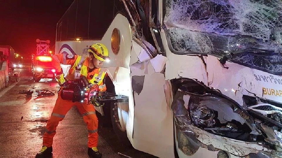 รถบัส ม.บูรพา ชนท้าย หน้าด้านมอเตอร์เวย์เบื้องต้น เจ็บ 41 เสียชีวิต 1 ราย