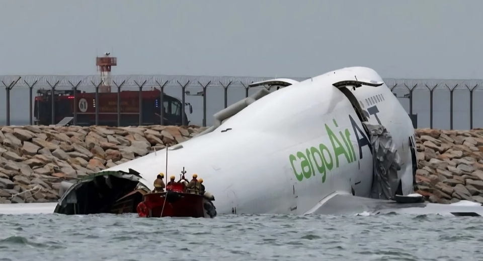 เครื่องบินบรรทุกสินค้า 'เอมิเรตส์'  ไถลออกนอกรันเวย์สนามบินฮ่องกง