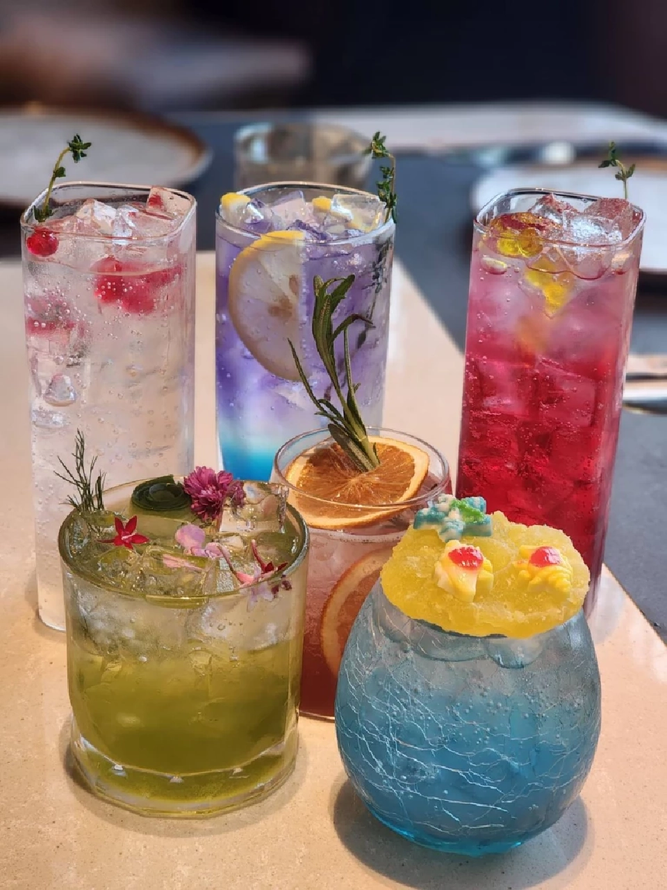 ว๊าวๆ '𝗙𝗼𝘀𝘀𝗶𝗹 & 𝗙𝗹𝗮𝗺𝗲' ร้านอาหารจูราสสิก เวิล์ด นอกธีมปาร์คแห่งแรกของโลก