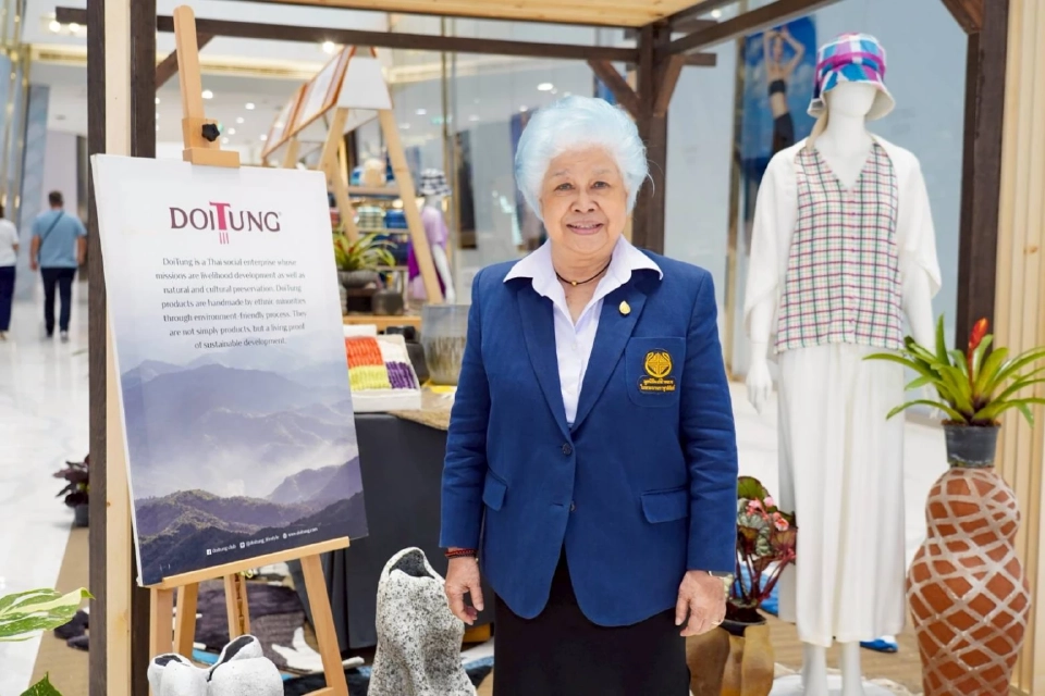 ไอคอนสยาม จัดนิทรรศการ \'คิดถึงสมเด็จย่า\' เส้นทางแม่ฟ้าหลวง-สานต่อปณิธาน