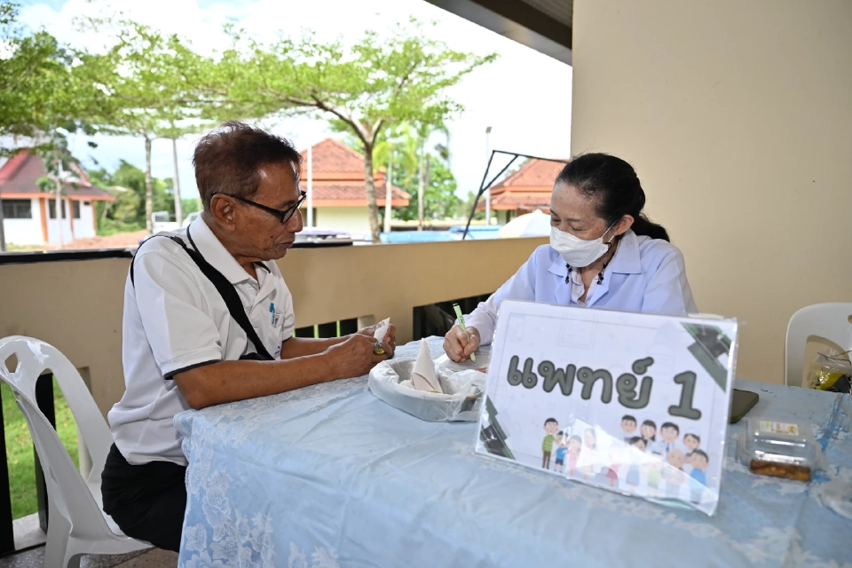 “ป่อเต็กตึ๊ง”มอบอุปกรณ์ประกอบอาชีพชาวชุมพร มูลค่ากว่า 1 ล้านบาท