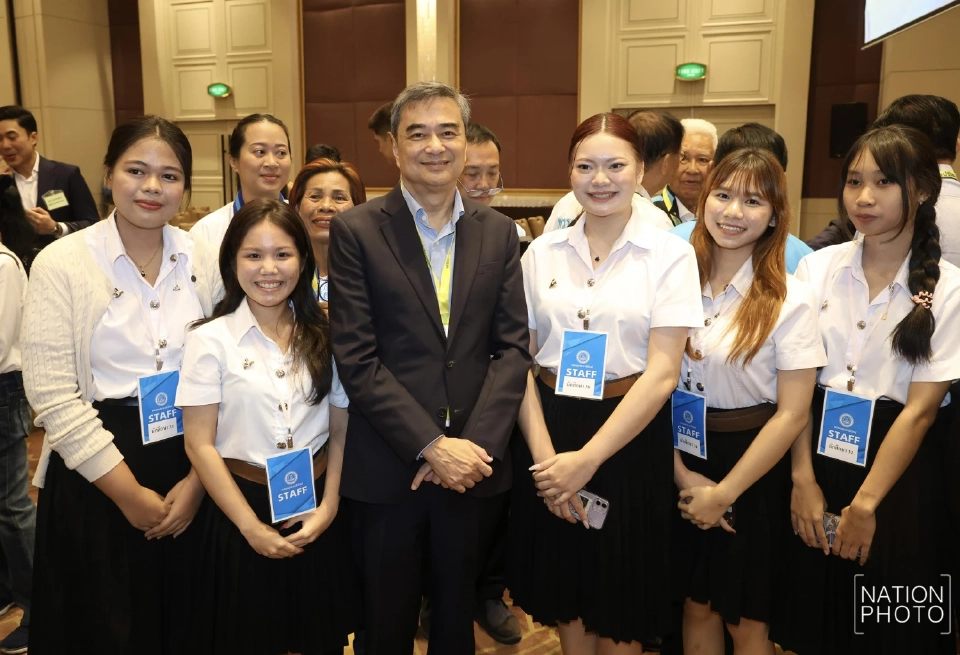 อภิสิทธิ์ เวชชาชีวะ หัวหน้าพรรคประชาธิปัตย์