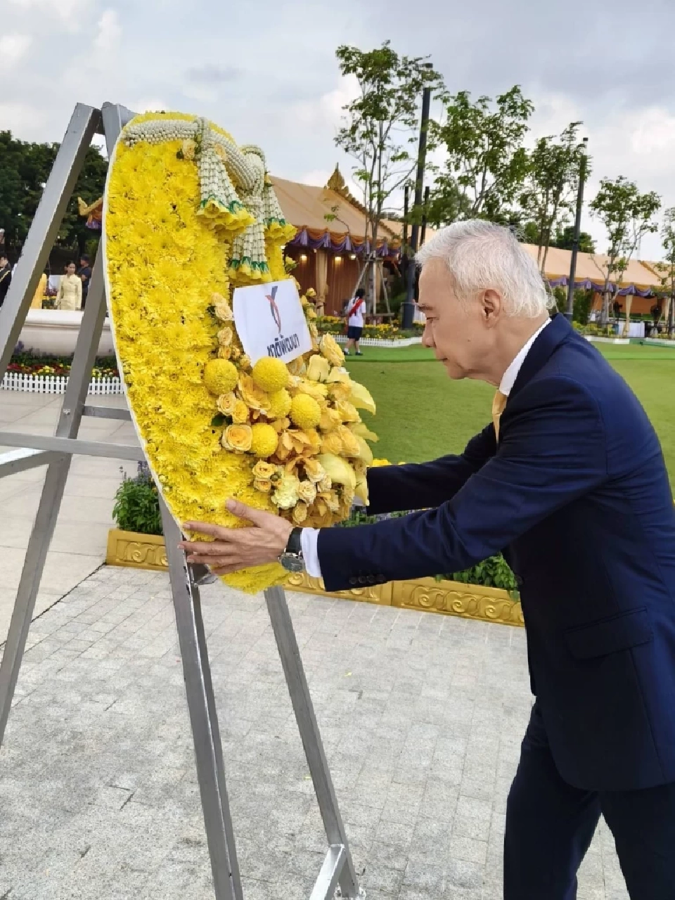 “สุวัจน์”นำผู้บริหารพรรคชาติพัฒนาวางพวงมาลาวันนวมินทรมหาราช
