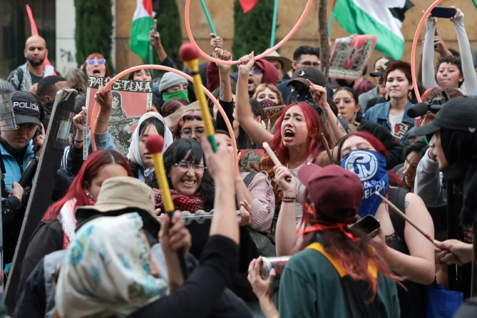 ผู้ประท้วงตะโกนคำขวัญข้างๆ เจ้าหน้าที่ตำรวจระหว่างการประท้วงเพื่อประณามการสกัดกั้นเรือบางลำของกองเรือ Global Sumud Flotilla ของกองกำลังอิสราเอล ซึ่งมีเป้าหมายที่จะเข้าถึงฉนวนกาซาและทำลายการปิดล้อมทางทะเลของอิสราเอล ในกรุงโบโกตา ประเทศโคลอมเบีย 