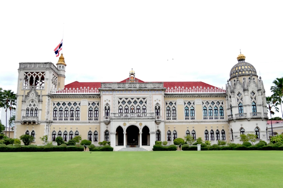 ครม.ประชุมนัดพิเศษ เตรียมการพระราชพิธี ทำเนียบลดธงครึ่งเสา ถวายความอาลัย