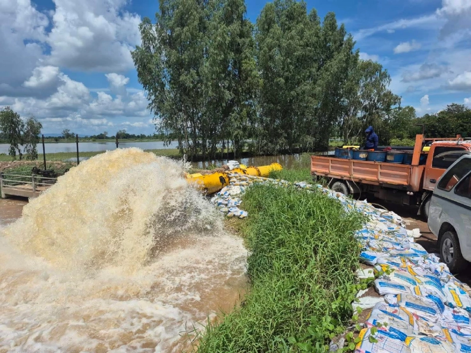 อธิบดีกรมชลประทาน ลุยสุโขทัย สั่งเร่งระบายน้ำ หลังพายุ “บัวลอย” พัดถล่ม