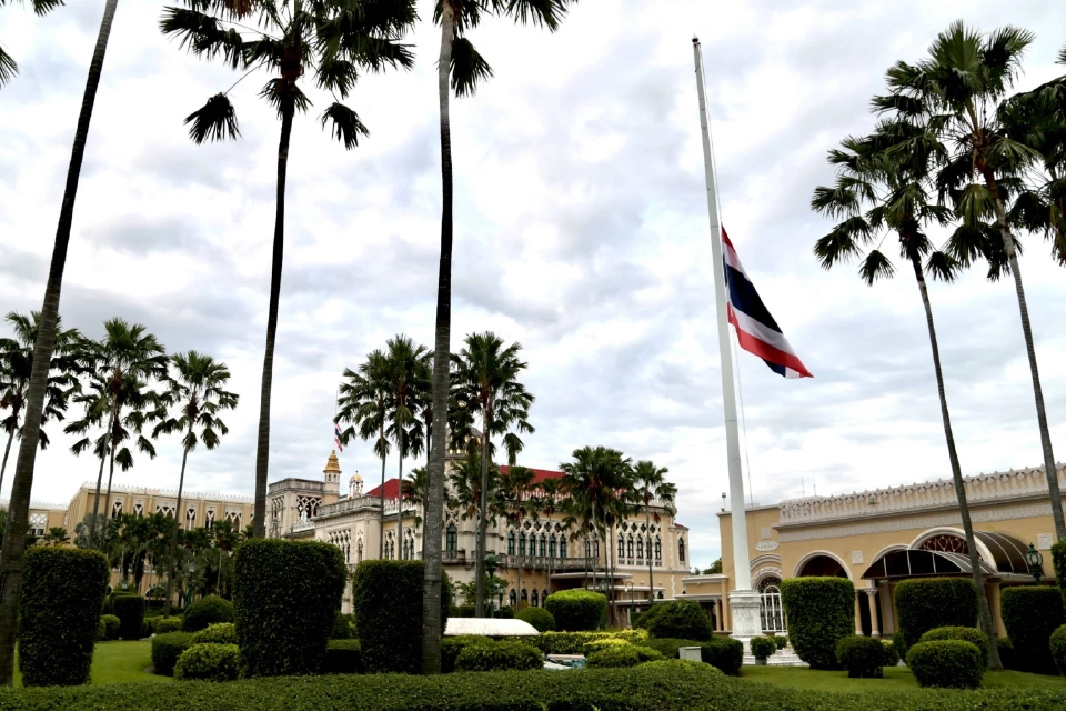 ครม.ประชุมนัดพิเศษ เตรียมการพระราชพิธี ทำเนียบลดธงครึ่งเสา ถวายความอาลัย