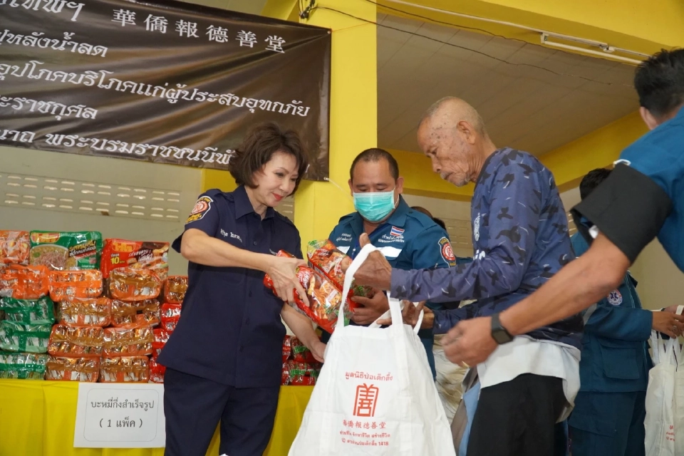 “ป่อเต็กตึ๊ง”ซับน้ำตาผู้ประสบภัยน้ำท่วม 4 จังหวัด ถวายเป็นพระราชกุศล