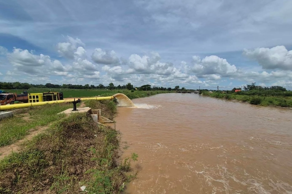 อธิบดีกรมชลประทาน ลุยสุโขทัย สั่งเร่งระบายน้ำ หลังพายุ “บัวลอย” พัดถล่ม