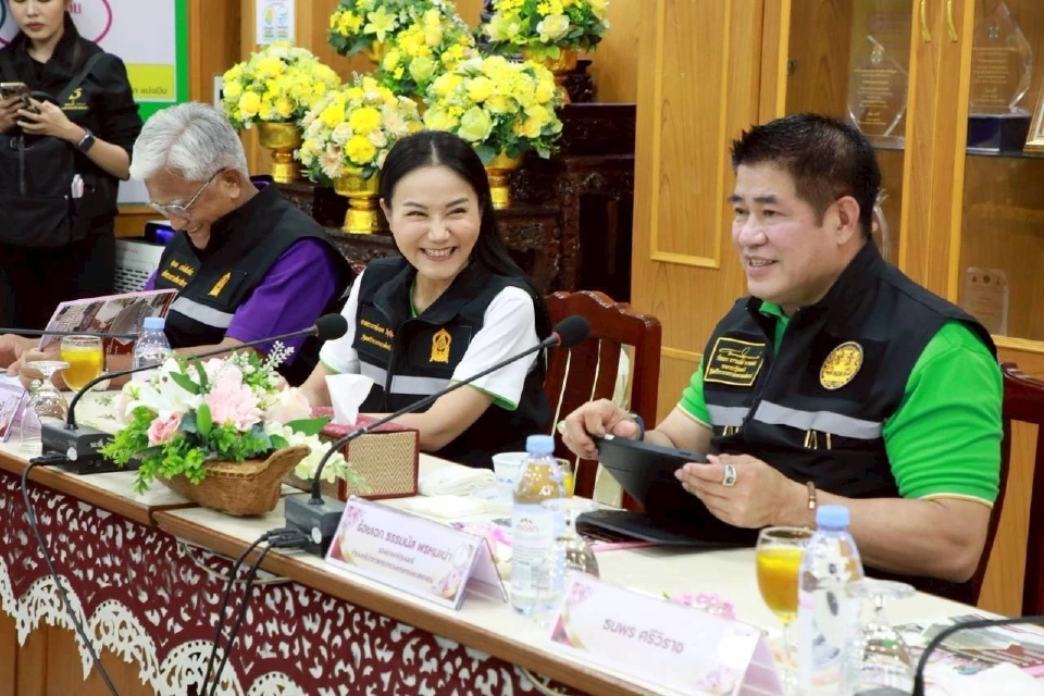 “ธรรมนัส-นฤมล”เยี่ยมโรงเรียนนนทบุรี เร้งสร้างขวัญกำลังใจครู
