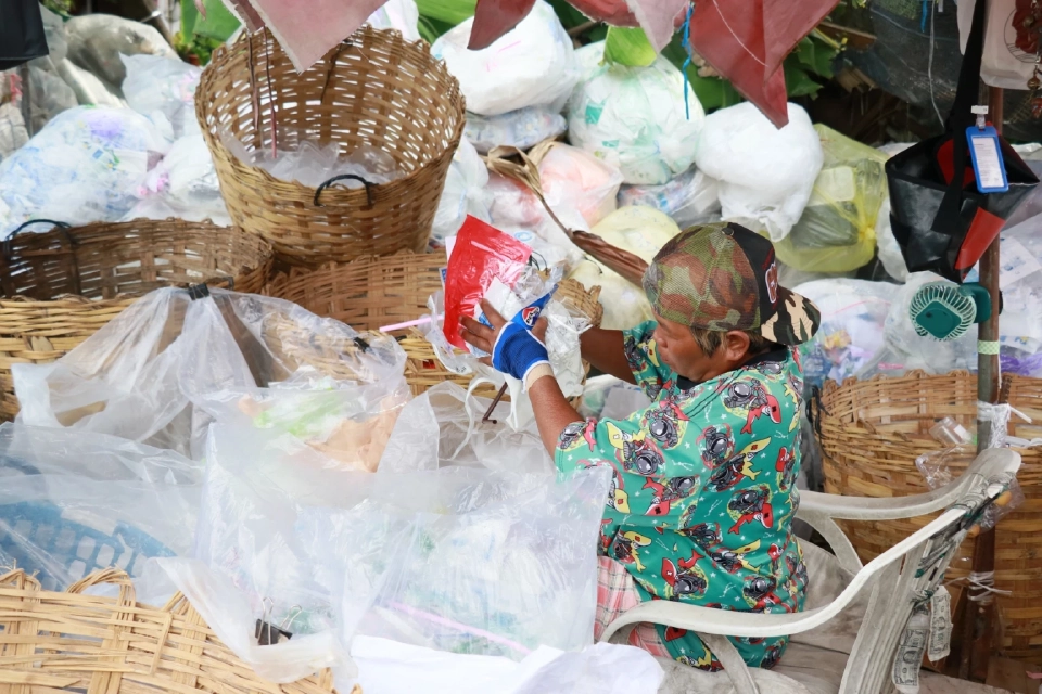 ขยะไม่ไร้ค่า ถ้าไม่เทรวม : หนองแขมโมเดล พลิกเมืองด้วยการแยกขยะ